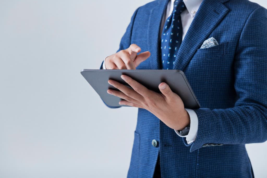 管理職がタブレットで業務を確認するイメージ